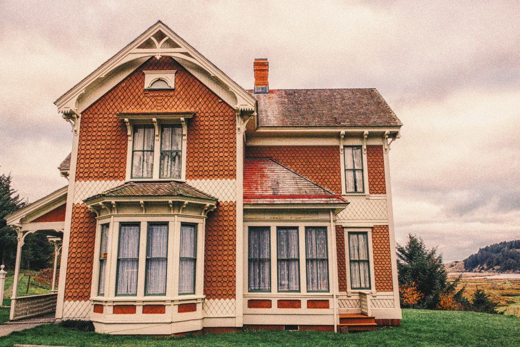picture of an old house used for a quick house sell